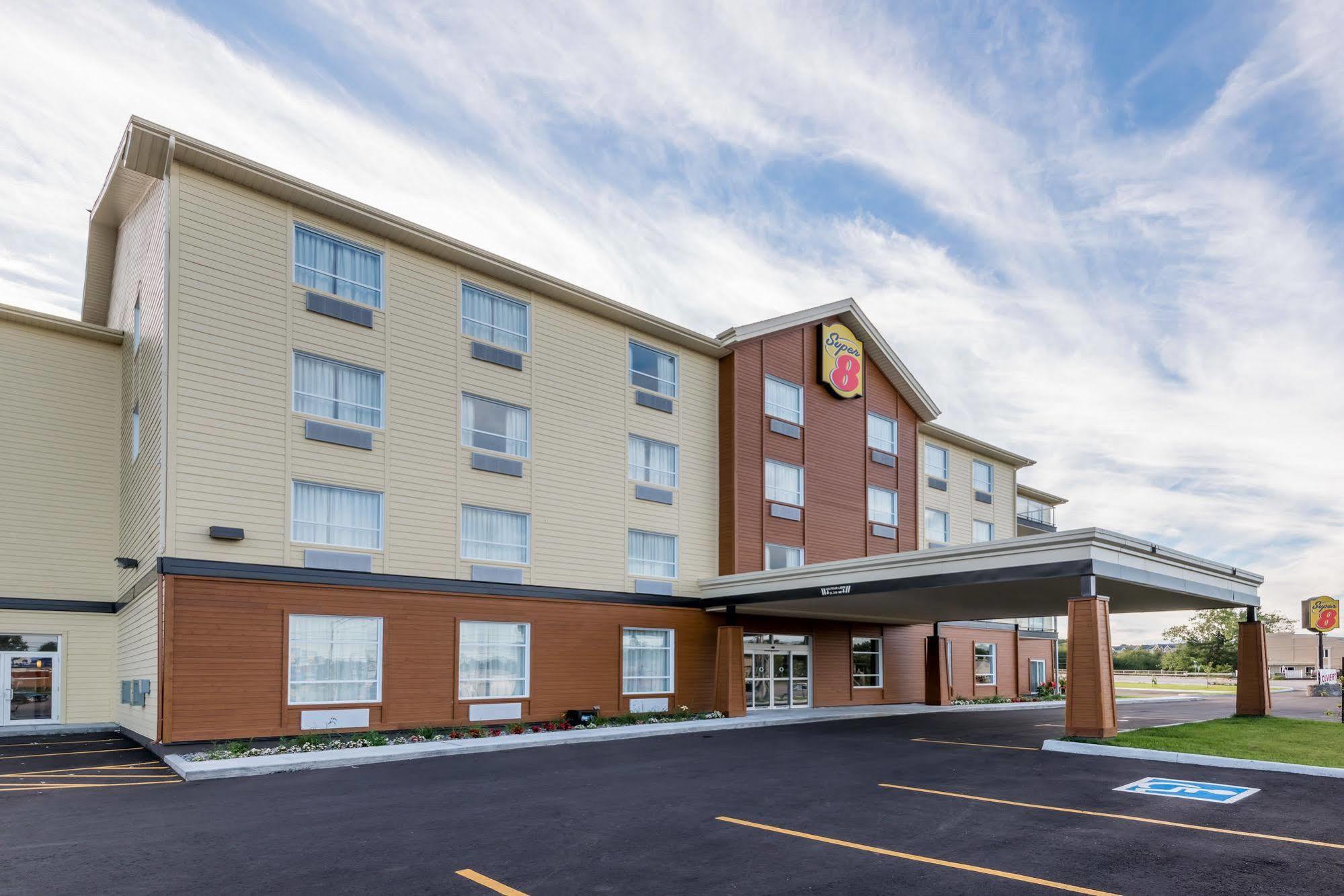 Готель Super 8 By Wyndham Mont Laurier Екстер'єр фото